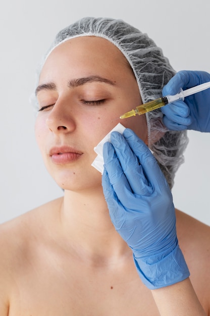 Kobieta z widokiem z boku podczas leczenia twarzy prp