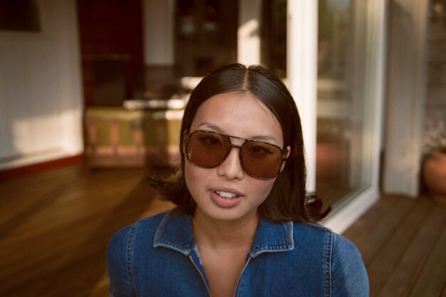Kobieta z widokiem z przodu w okularach przeciwsłonecznych
