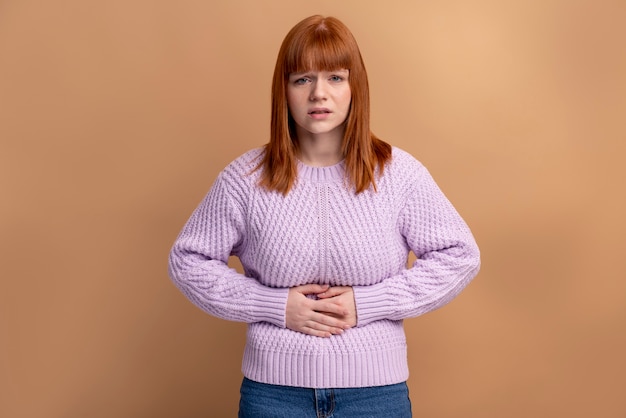 Bezpłatne zdjęcie kobieta z zaburzeniami odżywiania z bólem brzucha
