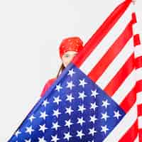Bezpłatne zdjęcie kobieta za amerykańską flagę