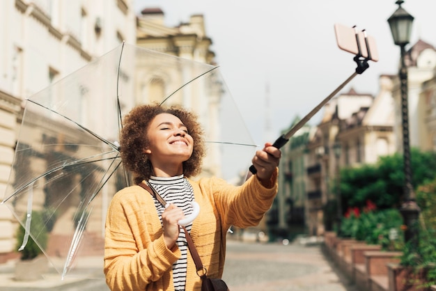 Kobieta za pomocą kija selfie do zrobienia zdjęcia