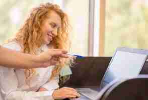 Bezpłatne zdjęcie kobieta za pomocą laptopa