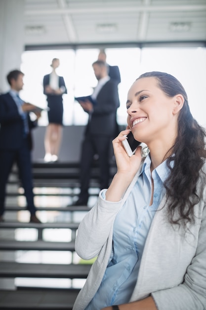 Kobieta Za Pomocą Telefonu Komórkowego