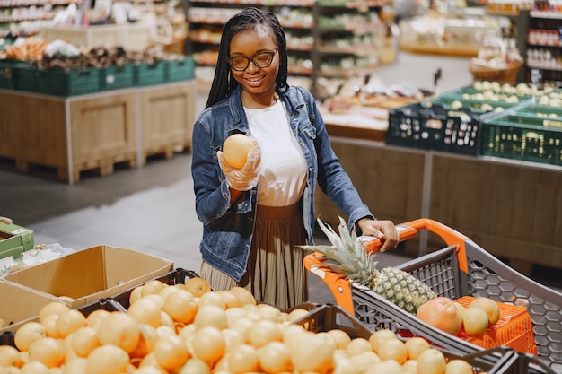 Kobieta zakupy warzyw w supermarkecie