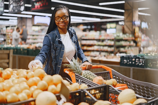 Kobieta zakupy warzyw w supermarkecie