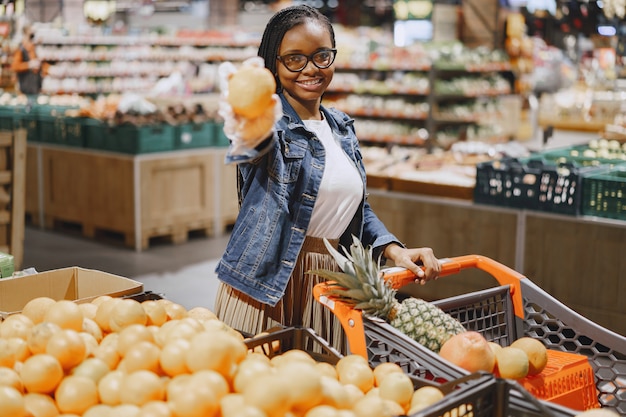 Kobieta zakupy warzyw w supermarkecie