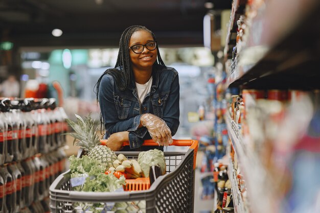 Kobieta zakupy warzyw w supermarkecie