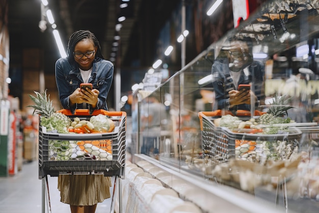 Kobieta zakupy warzyw w supermarkecie