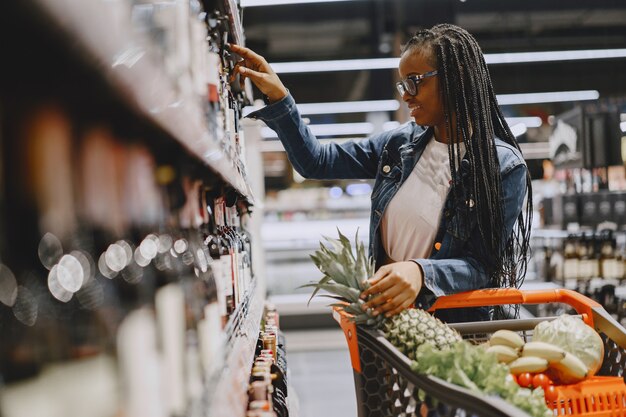 Kobieta zakupy warzyw w supermarkecie