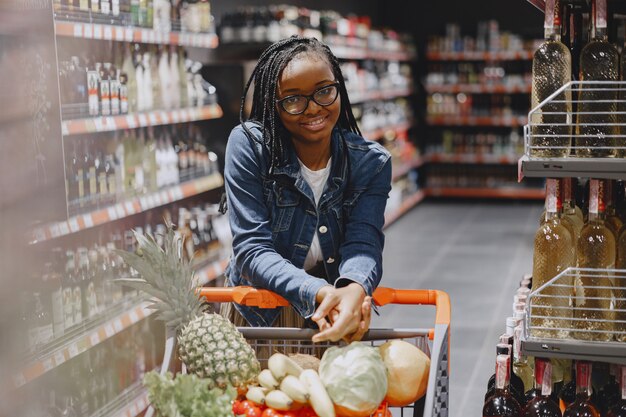 Kobieta zakupy warzyw w supermarkecie