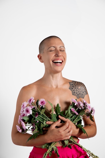 Bezpłatne zdjęcie kobieta zdrowiejąca po raku piersi