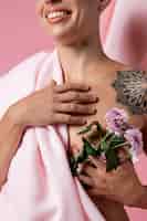 Bezpłatne zdjęcie kobieta zdrowiejąca po raku piersi