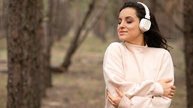 Bezpłatne zdjęcie kobieta ze słuchawkami