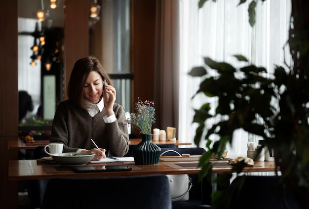 Bezpłatne zdjęcie kobieta ze średnim strzałem w restauracji?