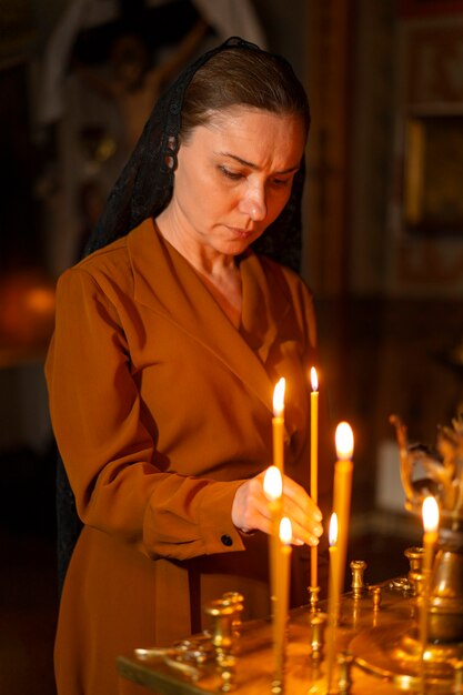 Kobieta ze świecą w kościele