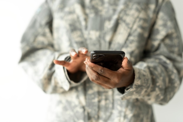 Kobieta żołnierz za pomocą technologii komunikacji smartphone