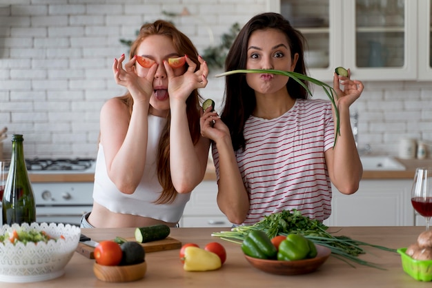 Bezpłatne zdjęcie kobiety bawiące się podczas przygotowywania posiłku