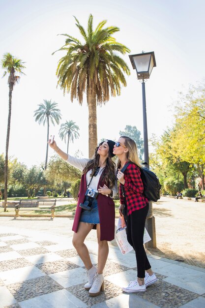 Kobiety bierze selfie blisko latarni ulicznej