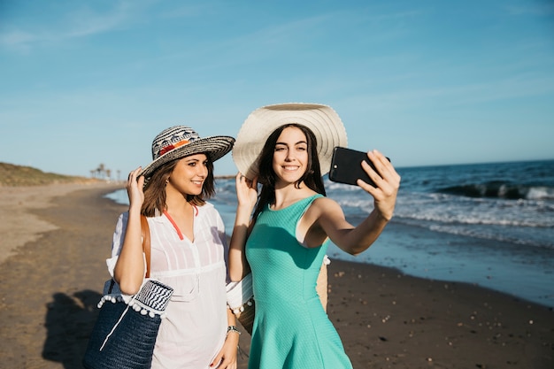 Kobiety bierze selfie przy plażą