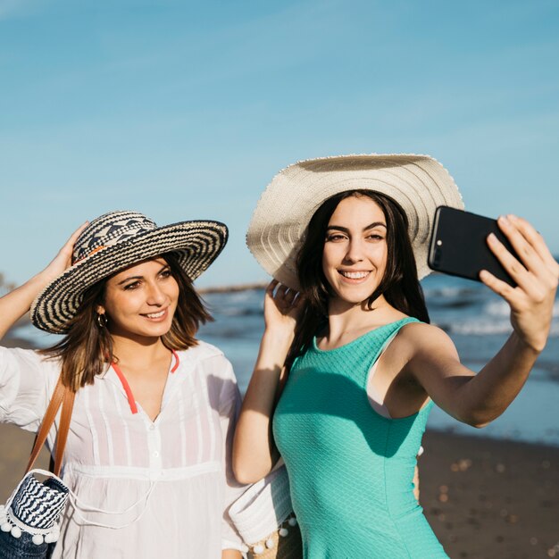 Kobiety bierze selfie przy plażą