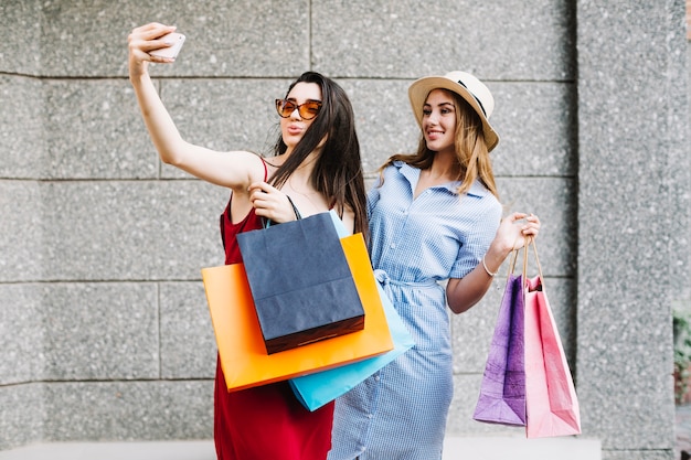 Kobiety biorące selfie po zakupach