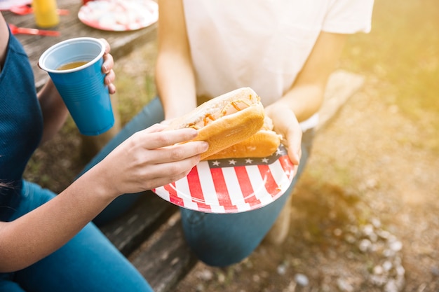Bezpłatne zdjęcie kobiety jedzące hot-dogi