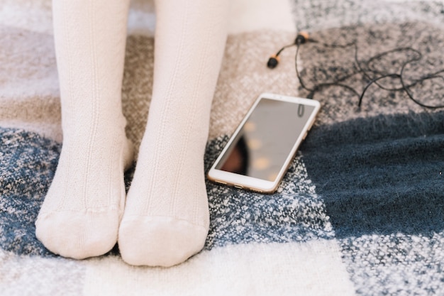 Bezpłatne zdjęcie kobiety lying on the beach na łóżku z smartphone