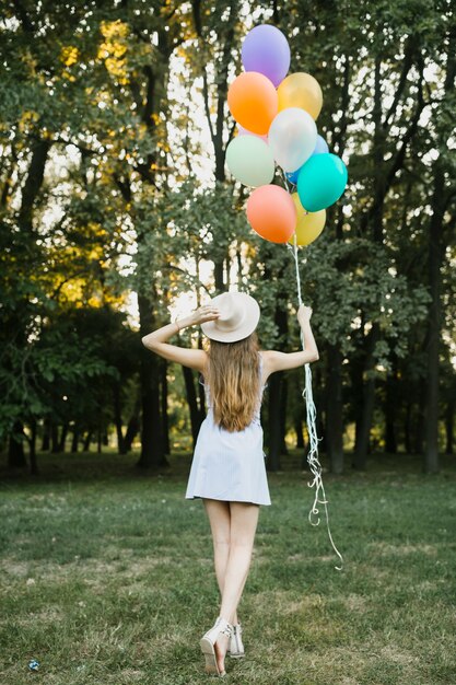 Kobiety mienia kapelusz i balony plenerowi