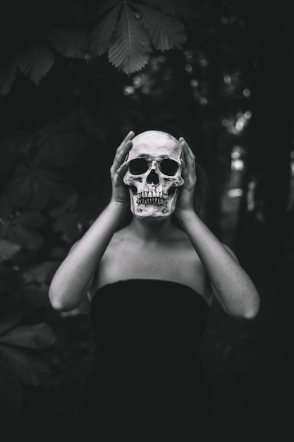 Kobiety mienia ludzka czaszka w lesie