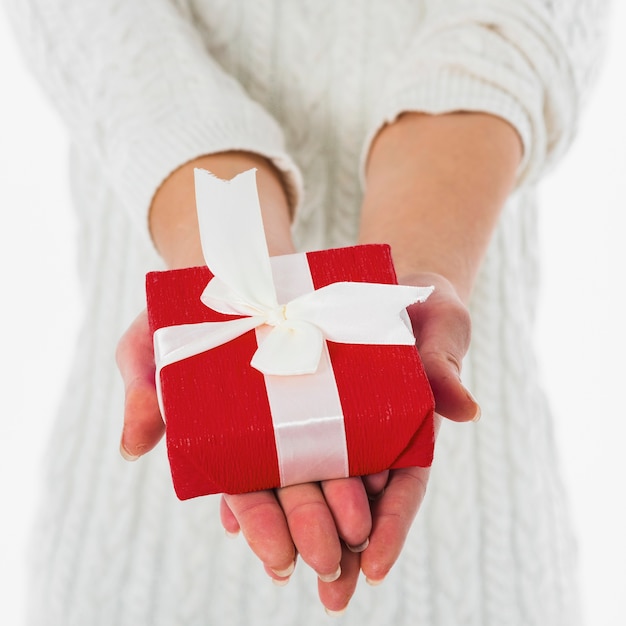 Bezpłatne zdjęcie kobiety mienia prezenta czerwony pudełko w rękach