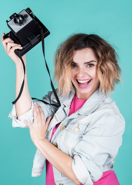 Bezpłatne zdjęcie kobiety mienia rocznika kamery środka strzał