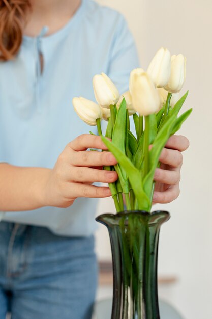 Kobiety mienia tulipanów zamknięty up