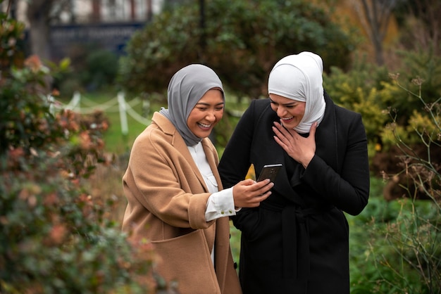 Kobiety noszące hidżab i dobrze się bawiące