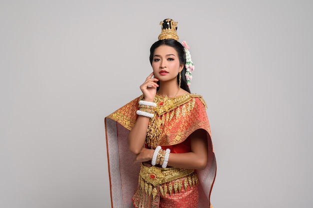 Bezpłatne zdjęcie kobiety noszące tajskie ubrania i dłonie dotykające twarzy