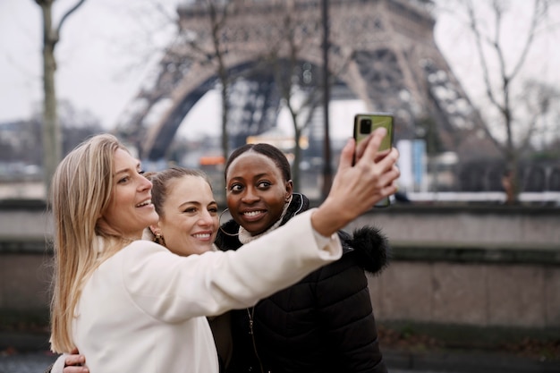 Kobiety podróżujące po Paryżu