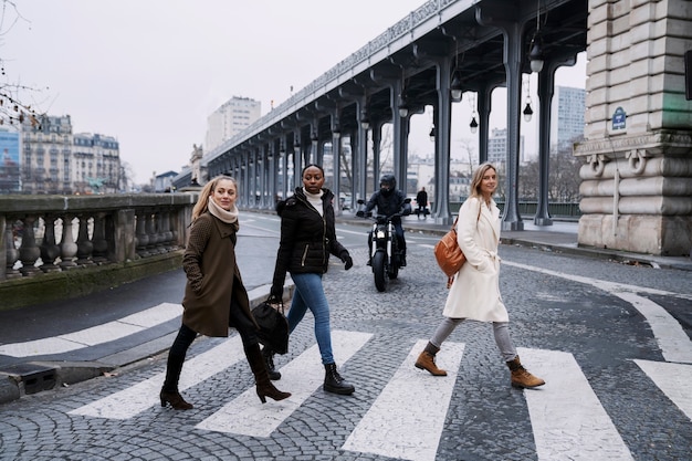 Kobiety podróżujące po Paryżu