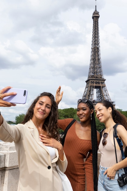 Bezpłatne zdjęcie kobiety podróżujące razem w paryżu