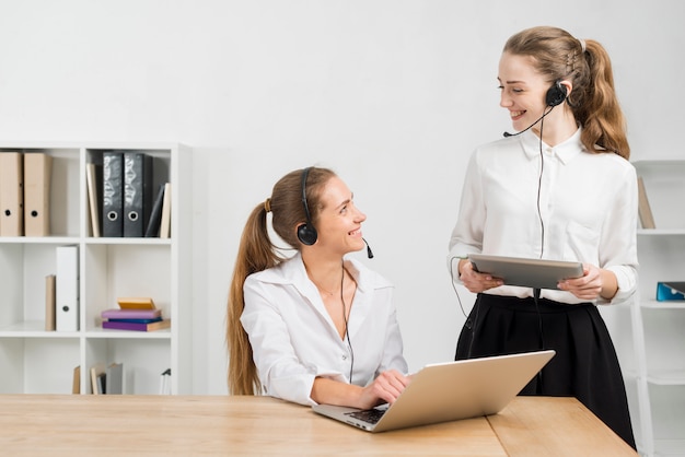 Bezpłatne zdjęcie kobiety pracujące w call center