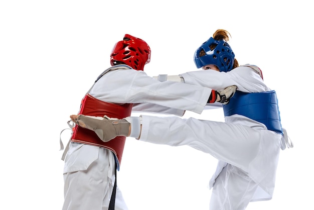 Kobiety, Profesjonalni Sportowcy Taekwondo Trenujący W Specjalnym Mundurze Na Białym Tle