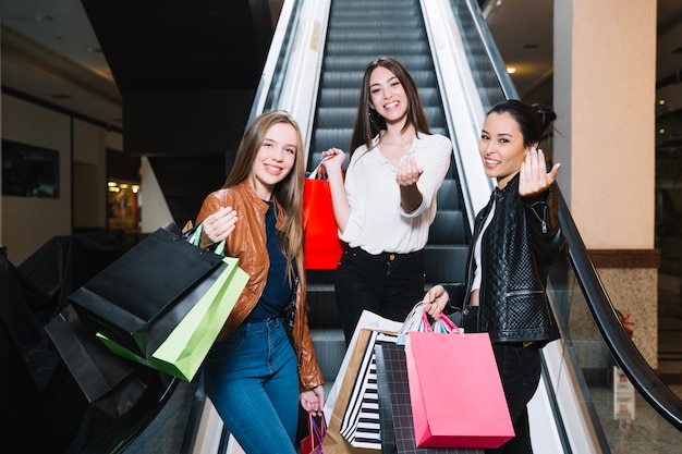 Kobiety proszące o przystąpienie do centrum handlowego