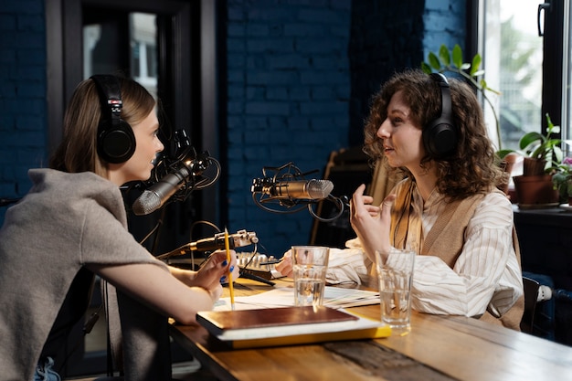 Kobiety prowadzące podcast w słuchawkach