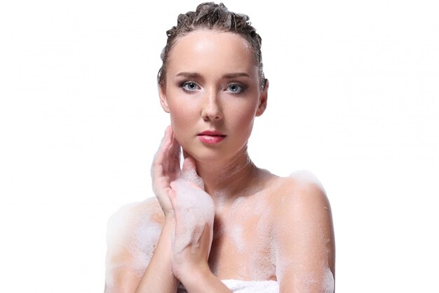 Kobiety prysznic mydłem na głowie i ciele. Koncepcja higieny i pielęgnacji skóry