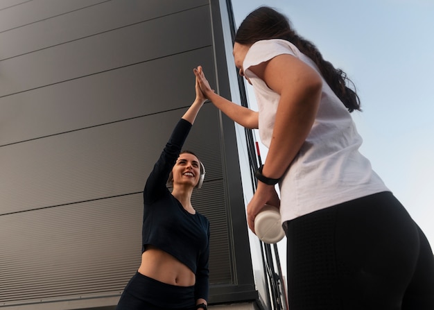 Bezpłatne zdjęcie kobiety przybijają sobie piątki podczas treningu