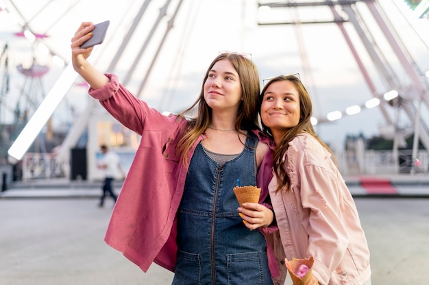 Bezpłatne zdjęcie kobiety razem biorąc selfie