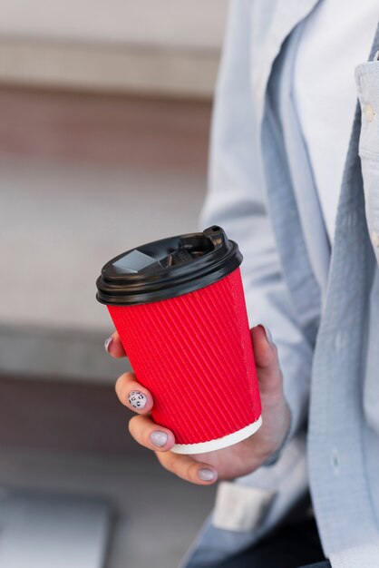 Kobiety ręka trzyma filiżankę kawy