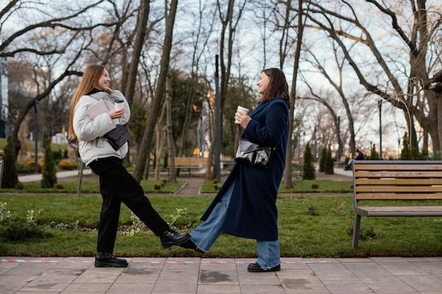 Bezpłatne zdjęcie kobiety robią dotyk stóp