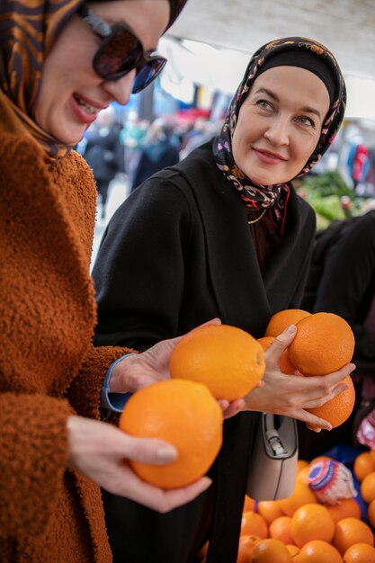 Bezpłatne zdjęcie kobiety robiące zakupy dla widoku z boku ramadanu