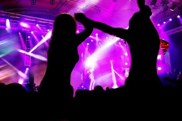 Bezpłatne zdjęcie kobiety tańczą na koncercie