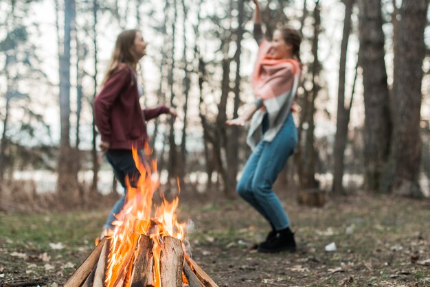 Kobiety tańczą przy ognisku