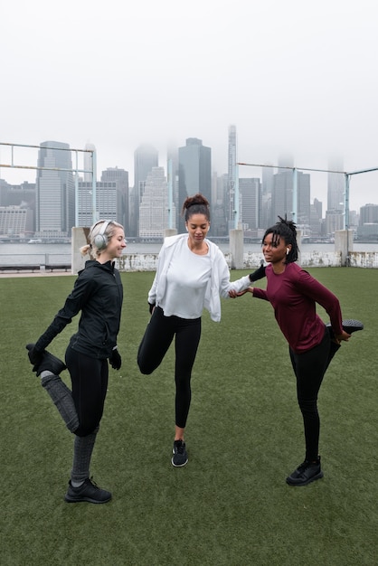 Kobiety uprawiają razem jogging